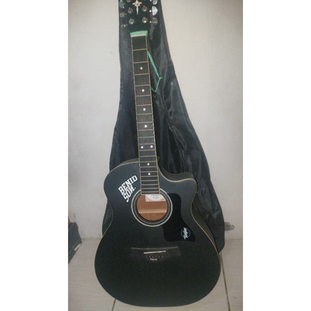 Gitar akustik merk Taylor original + tas