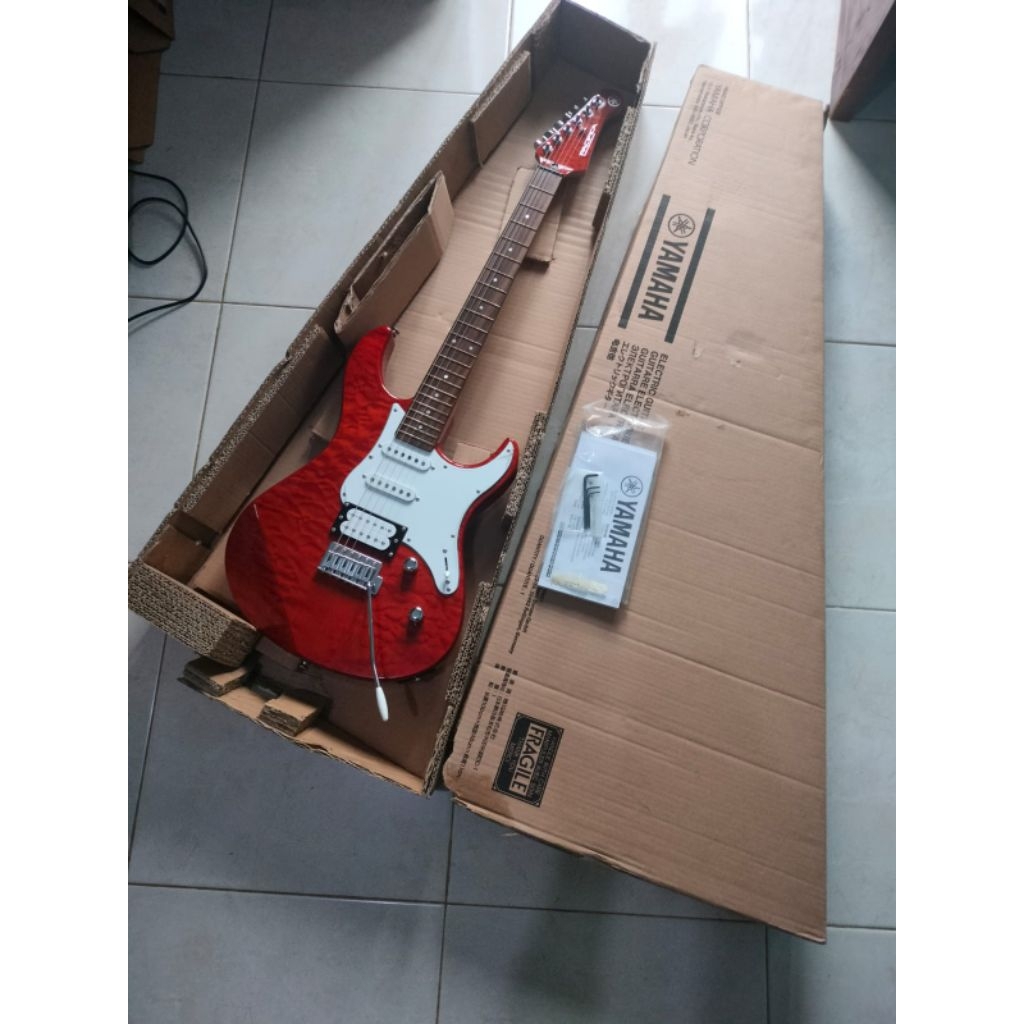 Gitar listrik Yamaha Pasifica 212VQM