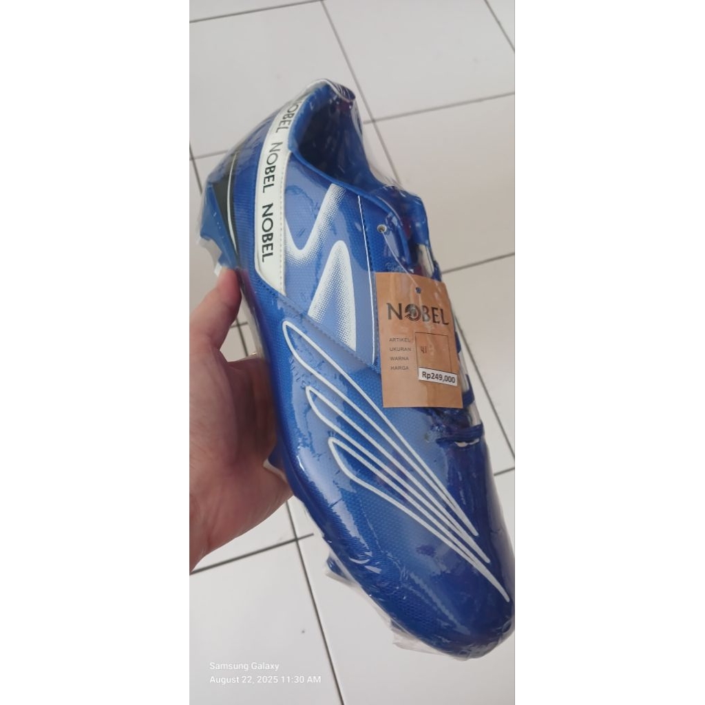 Sepatu Bola Nobel