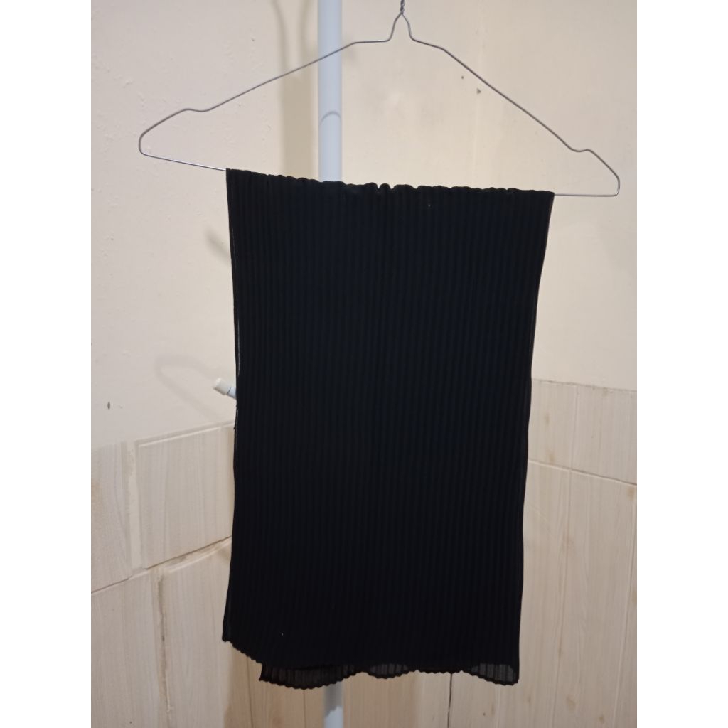 Kerudung Pashmina Plisket Warna Hitam