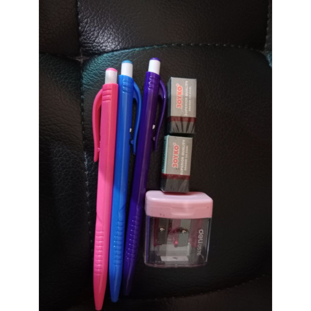 

1 set alat tulis terdiri dari 3 bolpen, 2 penghapus dan 1 serutan pensil 2 lubang Deli