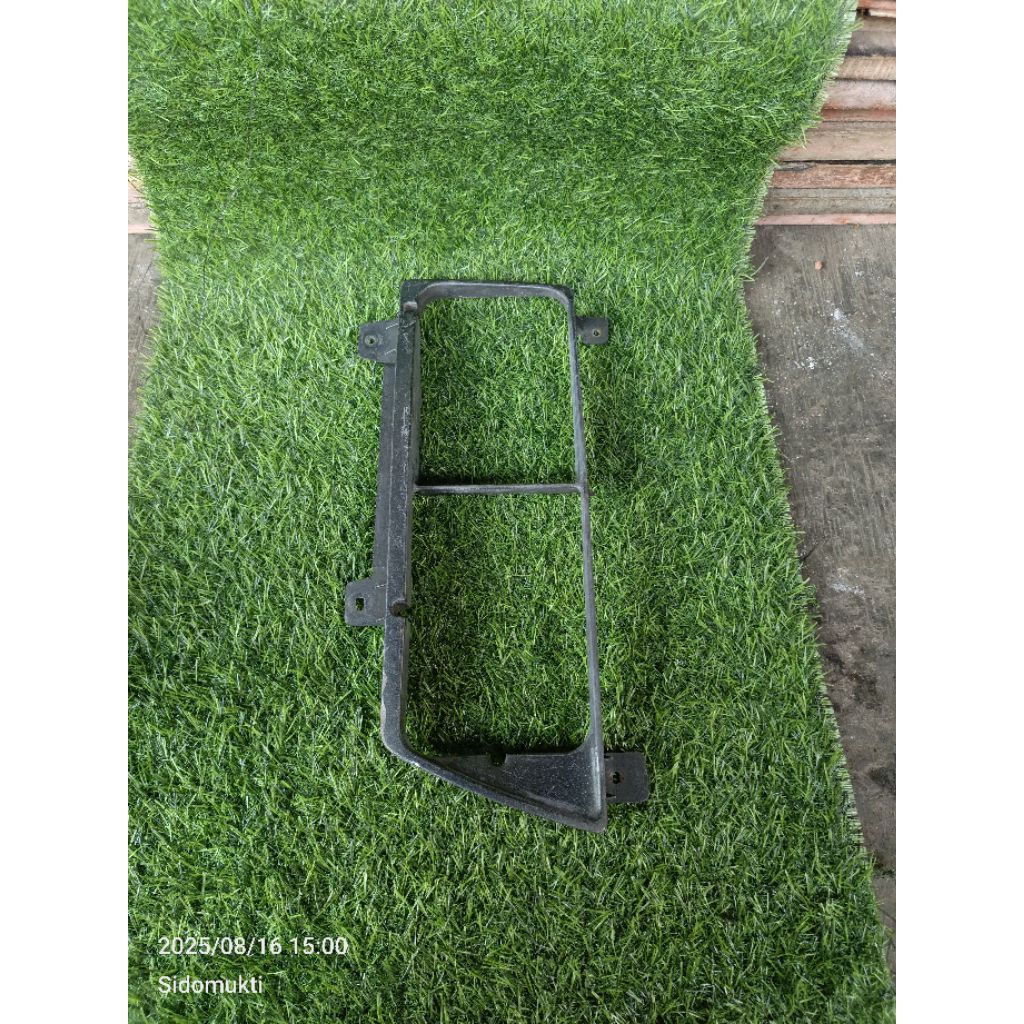 Grill Ring Cover Lampu Depan Isuzu Elf NHR 55 NKR 58 NKR 66 Sisi Kiri Original Copotan