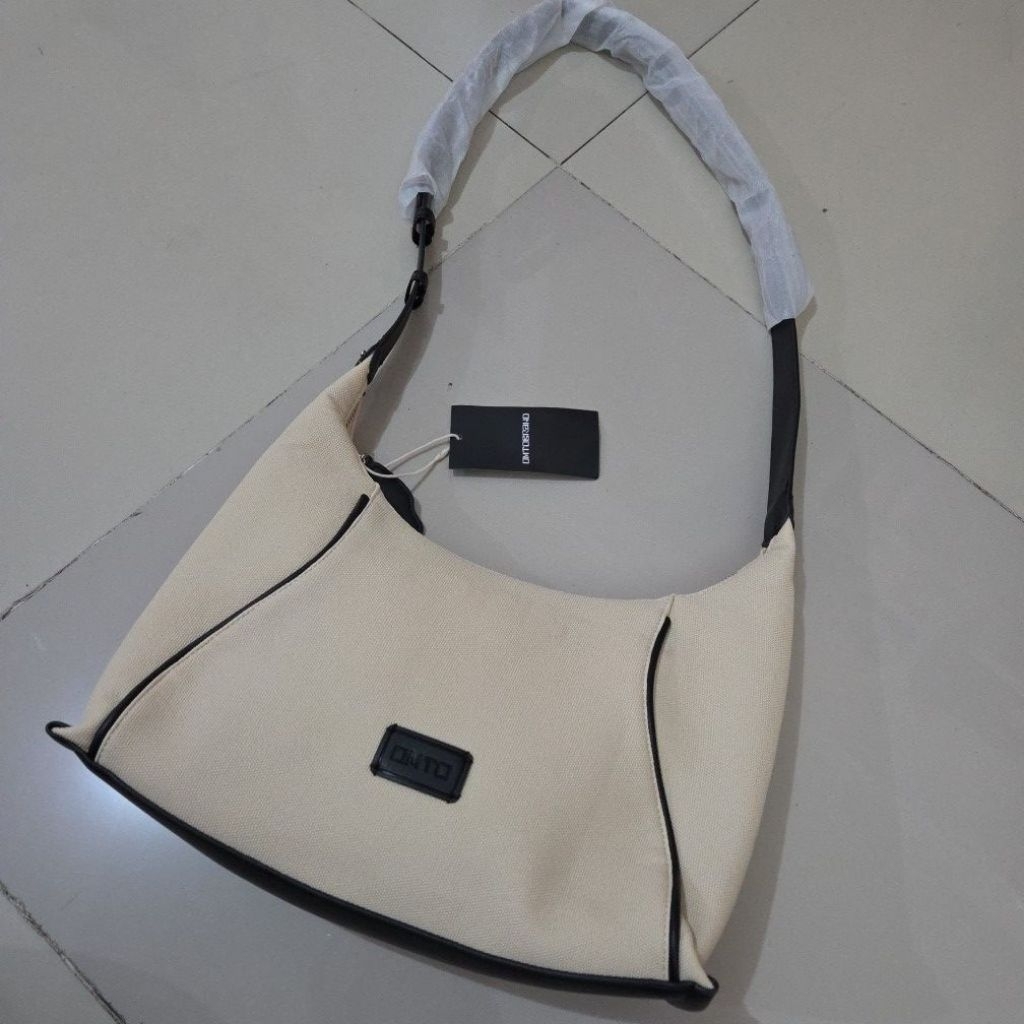 tas OMTO /Tas tote/tas sling bag brand OMTO brand taiwan bahan kulit lentur wrn crem kombi hitam (NE