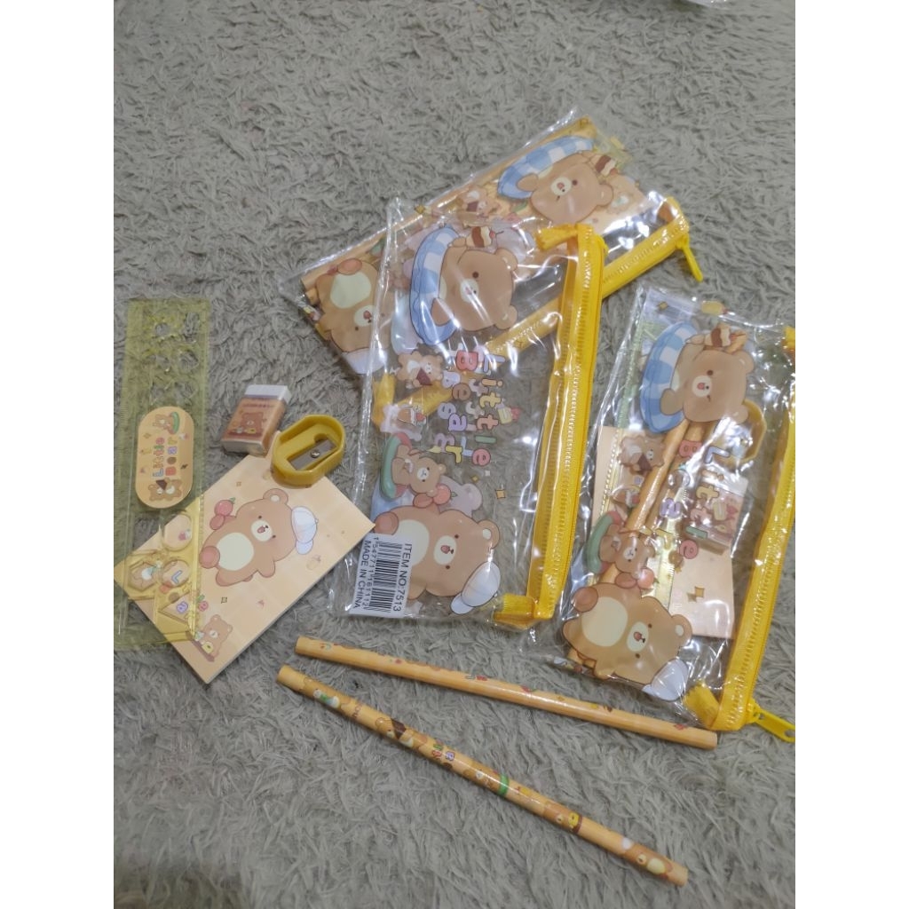 

1 set alat tulis pouch dengan note book