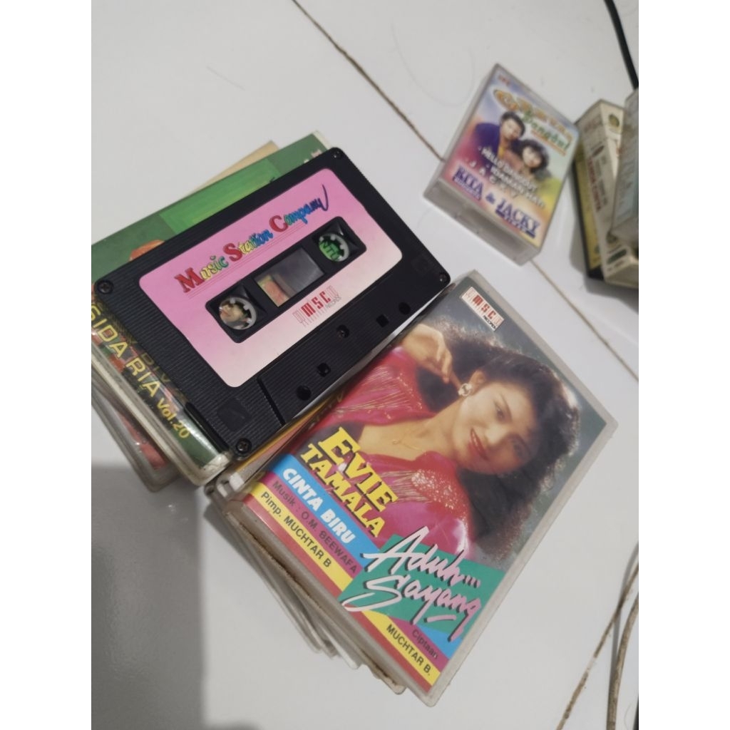 Kaset pita Evie Tamala ADUH SAYANG