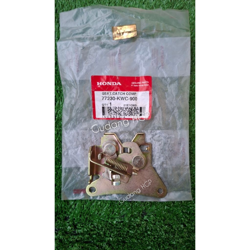 Seat Catch Comp Dudukkan kunci Pengait Jok CS1 77230-KWC-900 Ori Honda Genuine Parts