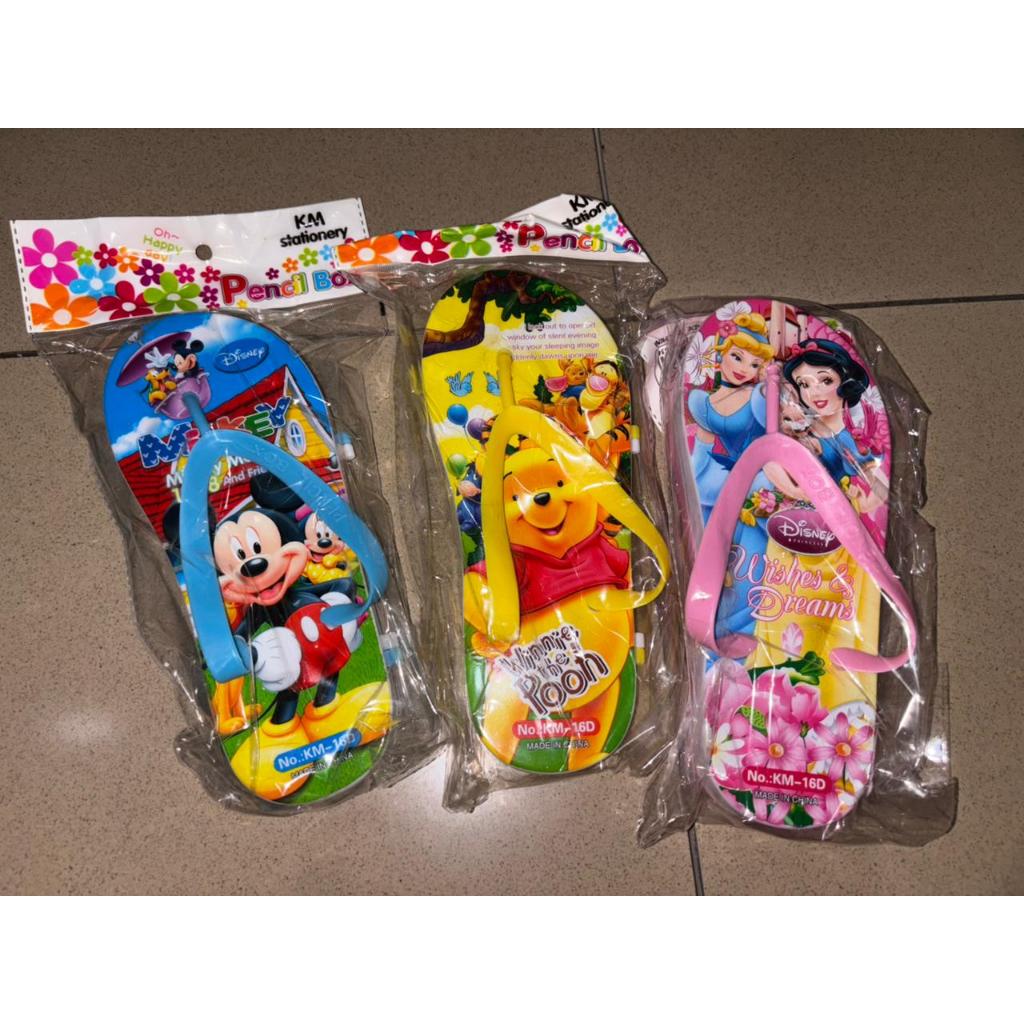 

Kotak Pensil Motif Sendal Jepit Beragam (Per Satuan)