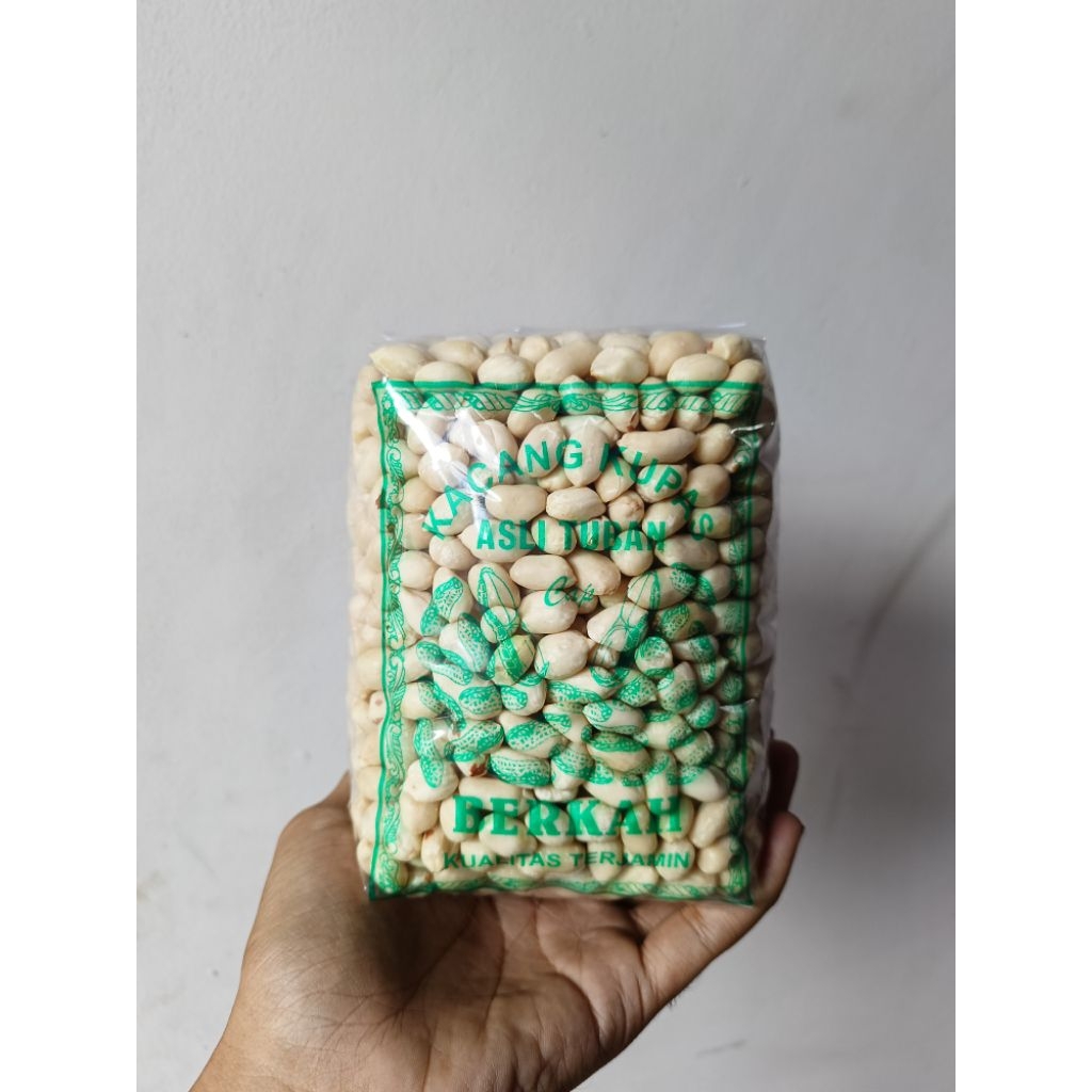 

1 kg kacang kupas biji besar dan 500 gram cocok di buat kacang bawang kacang horeng dan olahan kacang lain nya