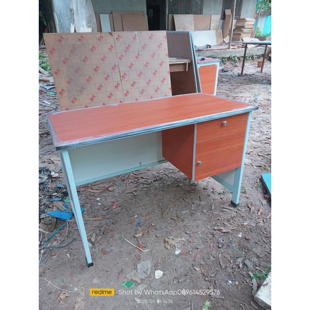 meja guru-meja kantor sekolah