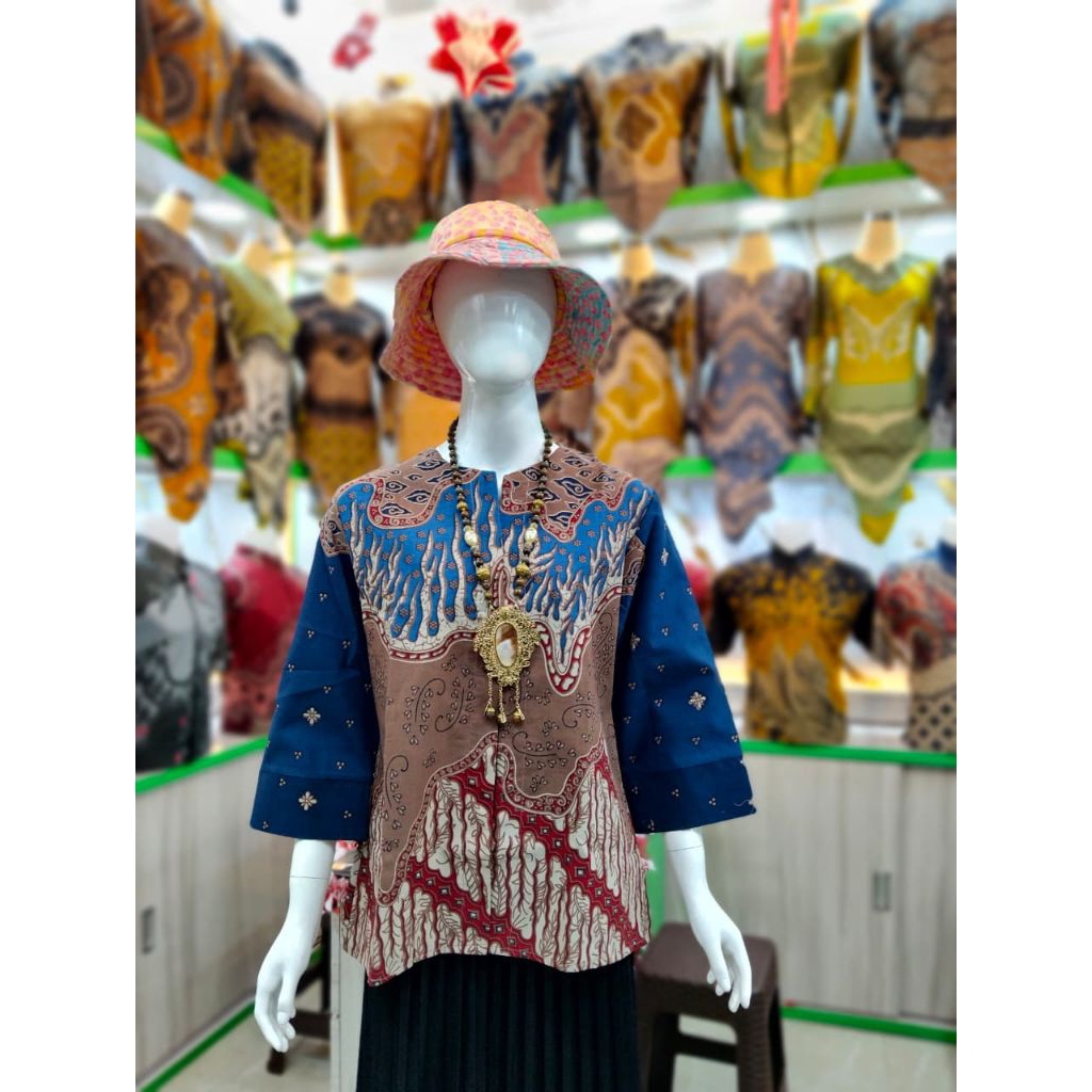 Blouse Batik Atasan Wanita Kerja Qistina Batik Bahan katun model kancing depan motif PARANGMEGAMENDU