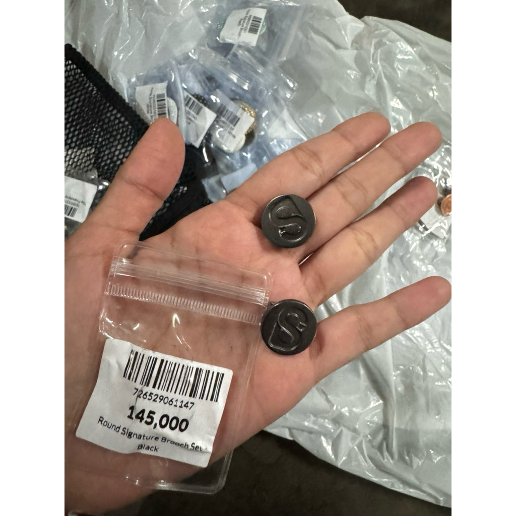 BROOCH BUTTONSCRAVES AS IS