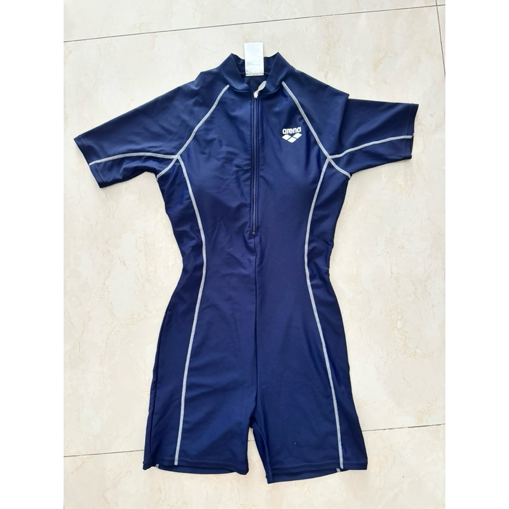 Baju renang Arena