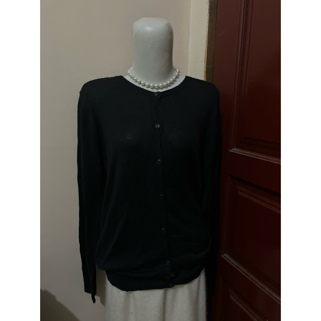 BACA DESKRIPSI cardigan oneck hitam size L branded by cinema club