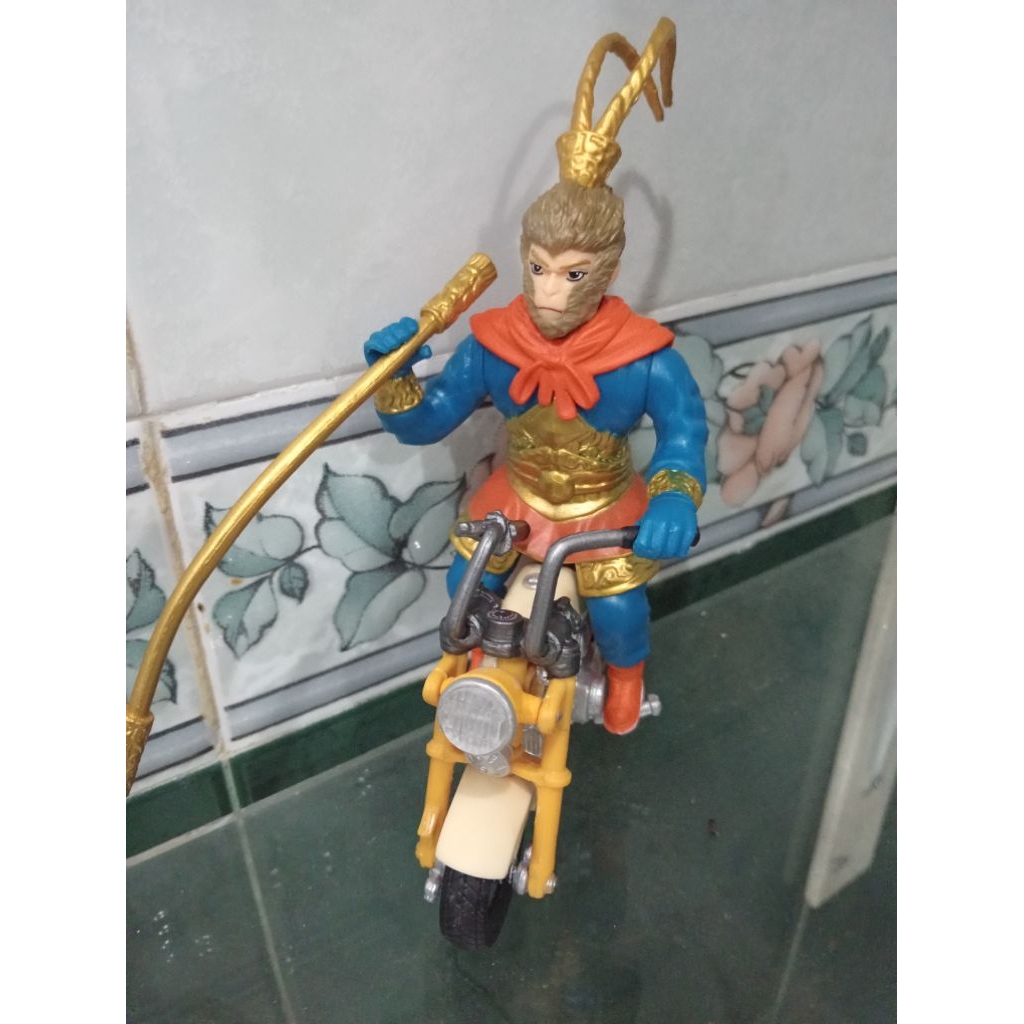 action figure wukong /Sun go kong naik motor
