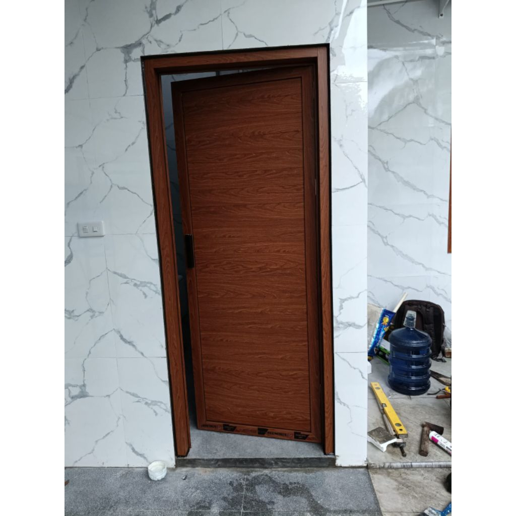 pintu aluminium urat kayu panel dobel