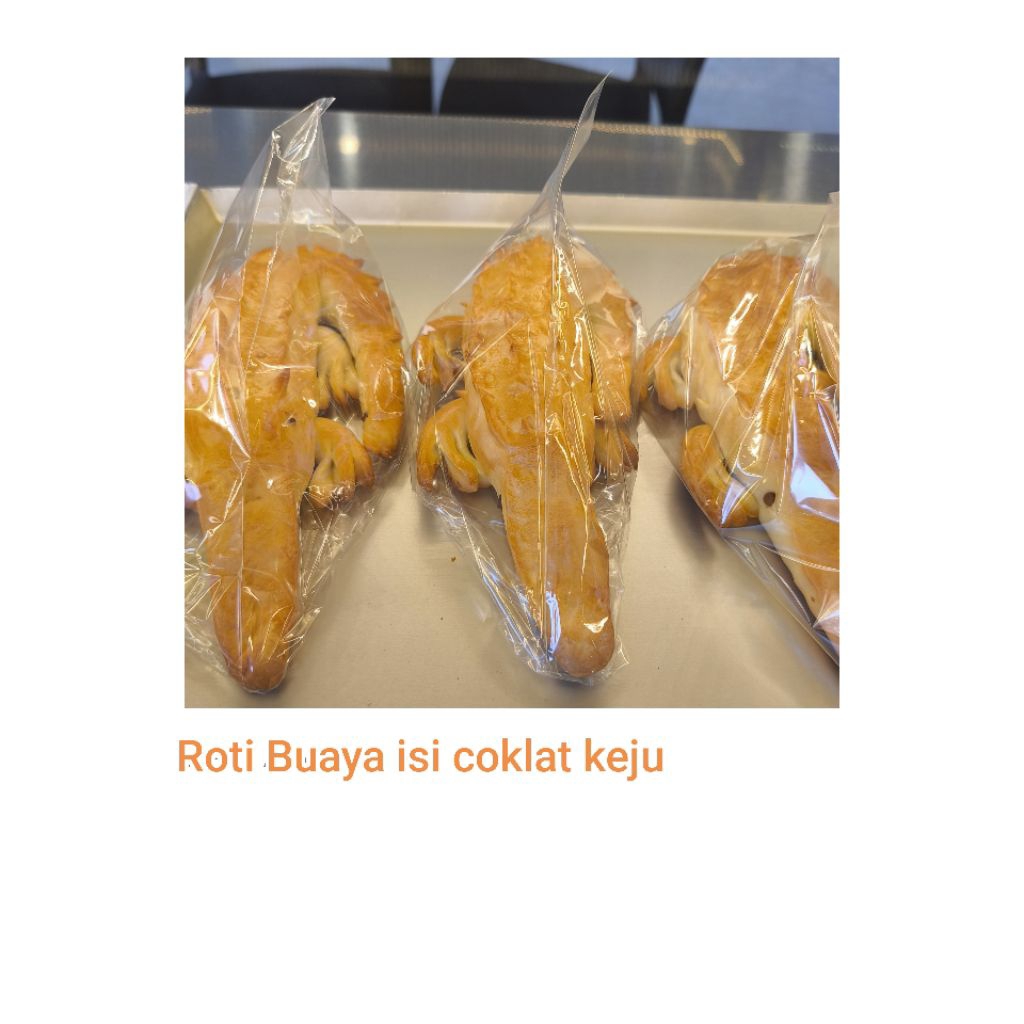 Roti Buaya isi Coklat Keju khas Betawi