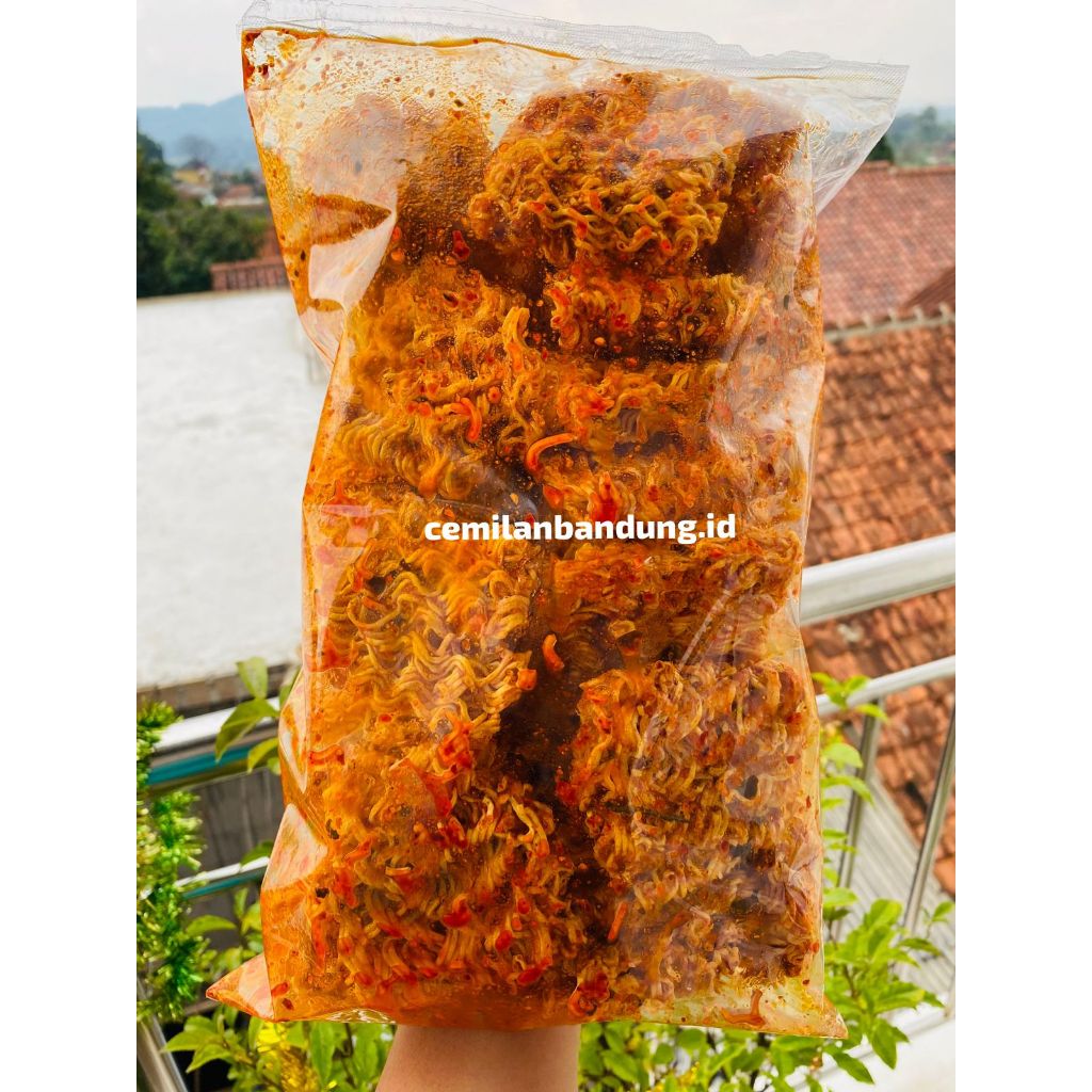 

mie kriuk/mie kriting/mie kremes/mie goreng pedas daun jeruk dan original daun jeruk kemasan 1kg 500gr 250gr