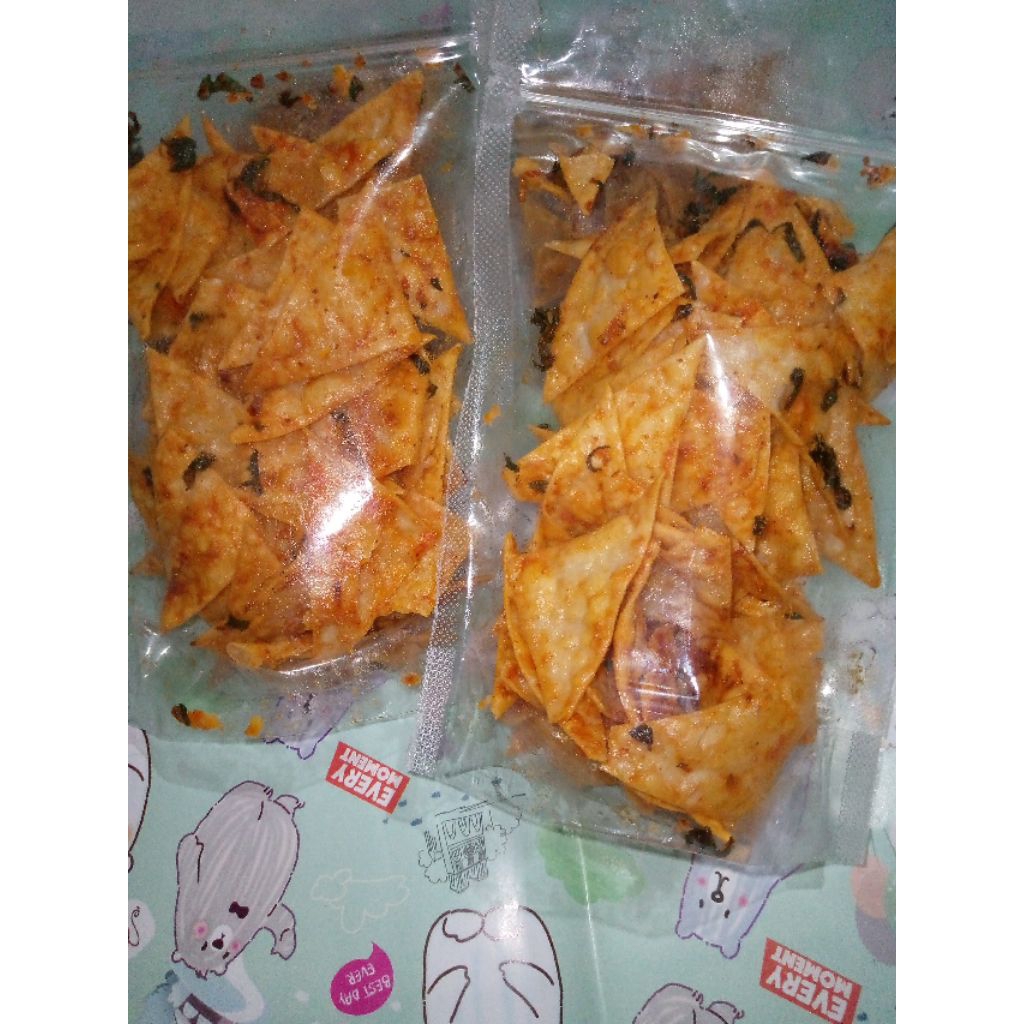 

kripik pangsit daun jeruk pedas manis