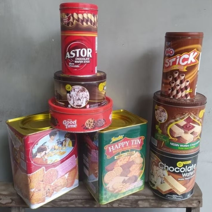 Kaleng kosong besi bekas biskuit