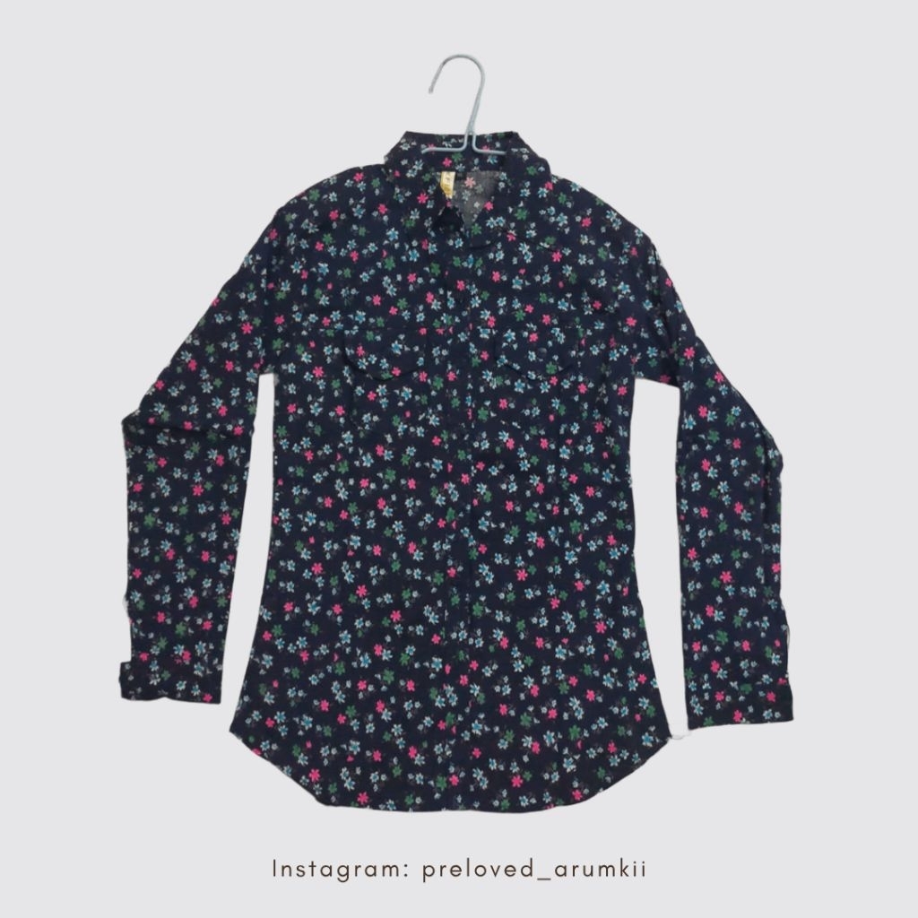Preloved Kemeja Motif Bunga Fit Body