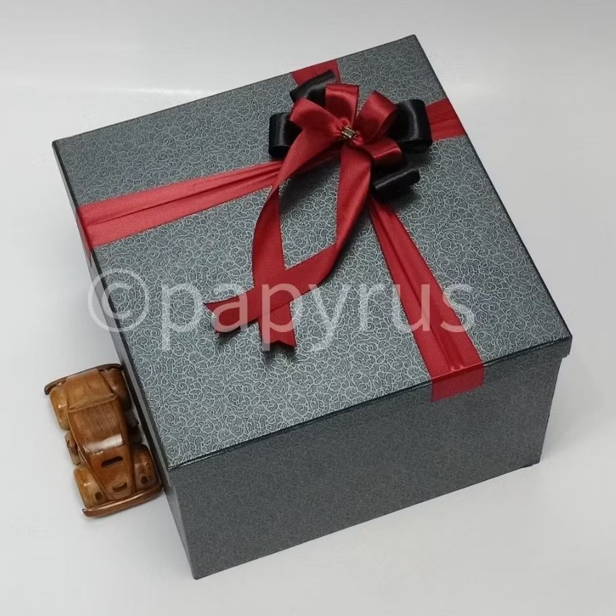 

PAPYRUS 30x30 Tinggi 20cm Kotak Kado Gift Box Hadiah V1