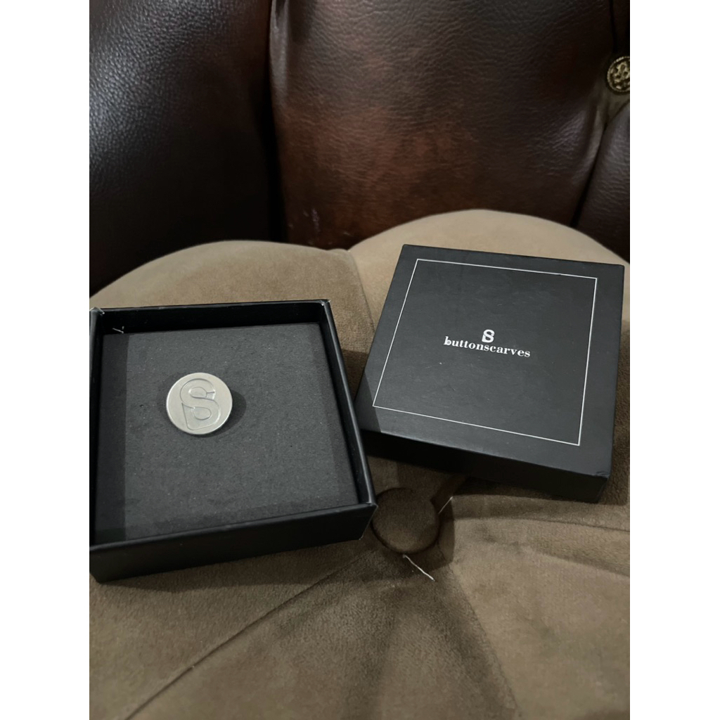 Round signature Brooch buttonscarves original