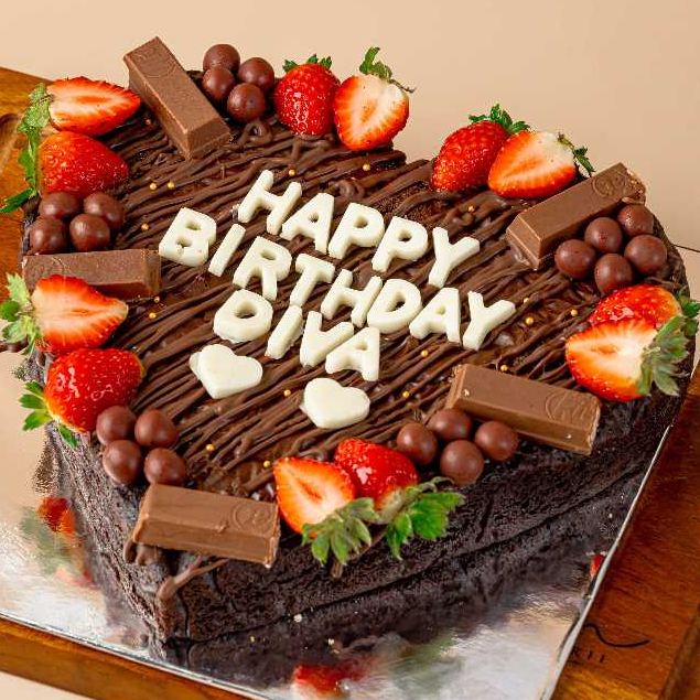 

Brownies Diva Delight Decoration Chan Patisserie Size 20cm | Hampers Valentine | Birthday Hampers