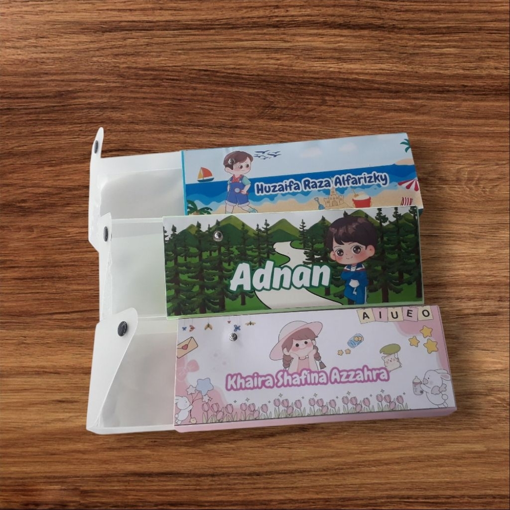 

TEMPAT PENSIL CUSTOM DENGAN STICKER GLOSSY DAN JUGA ANTI AIR UKURAN 19,4 CM X 7,5 CM X 2,5CM BISA MENGGUNAKAN NAMA LENGKAP/PANGGILAN KALIAN