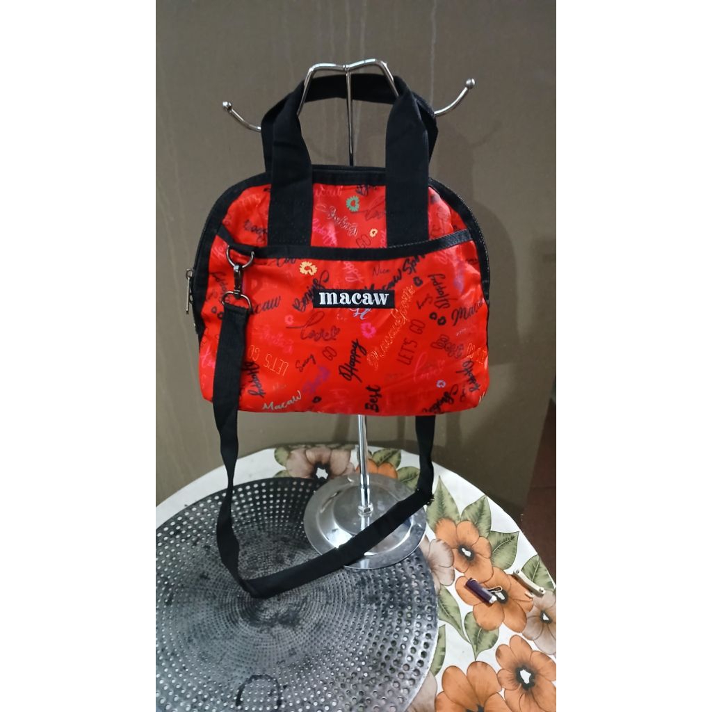 Tas selempang macaw merah