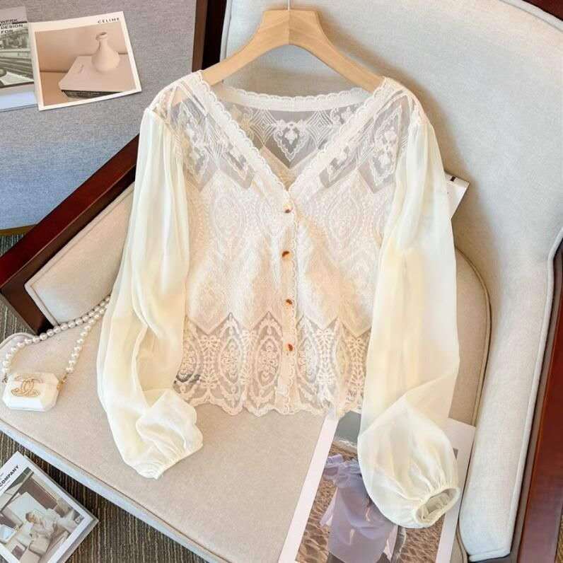 Blus Bordir Vintage Lengan Panjang Putih Elegan dengan Kancing Depan