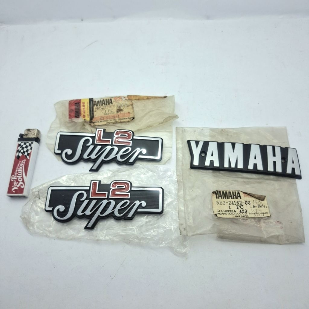 emblem tangki cover samping box aki YAMAHA L2 SUPER L2SN NOS Original