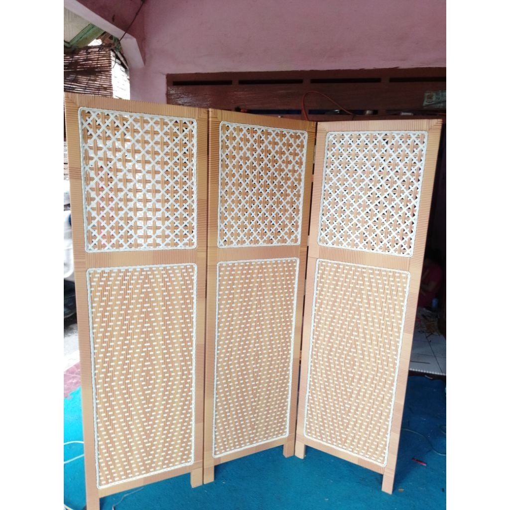 penyekat ruangan rotan sintetis