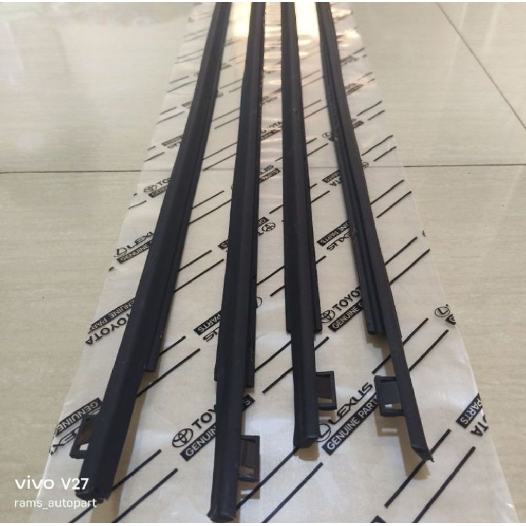 karet plipit / Lis kaca mobil bagian luar AVANZA lama tahun2004-2011 (hitam) 4pcs / 4 pintu depan be