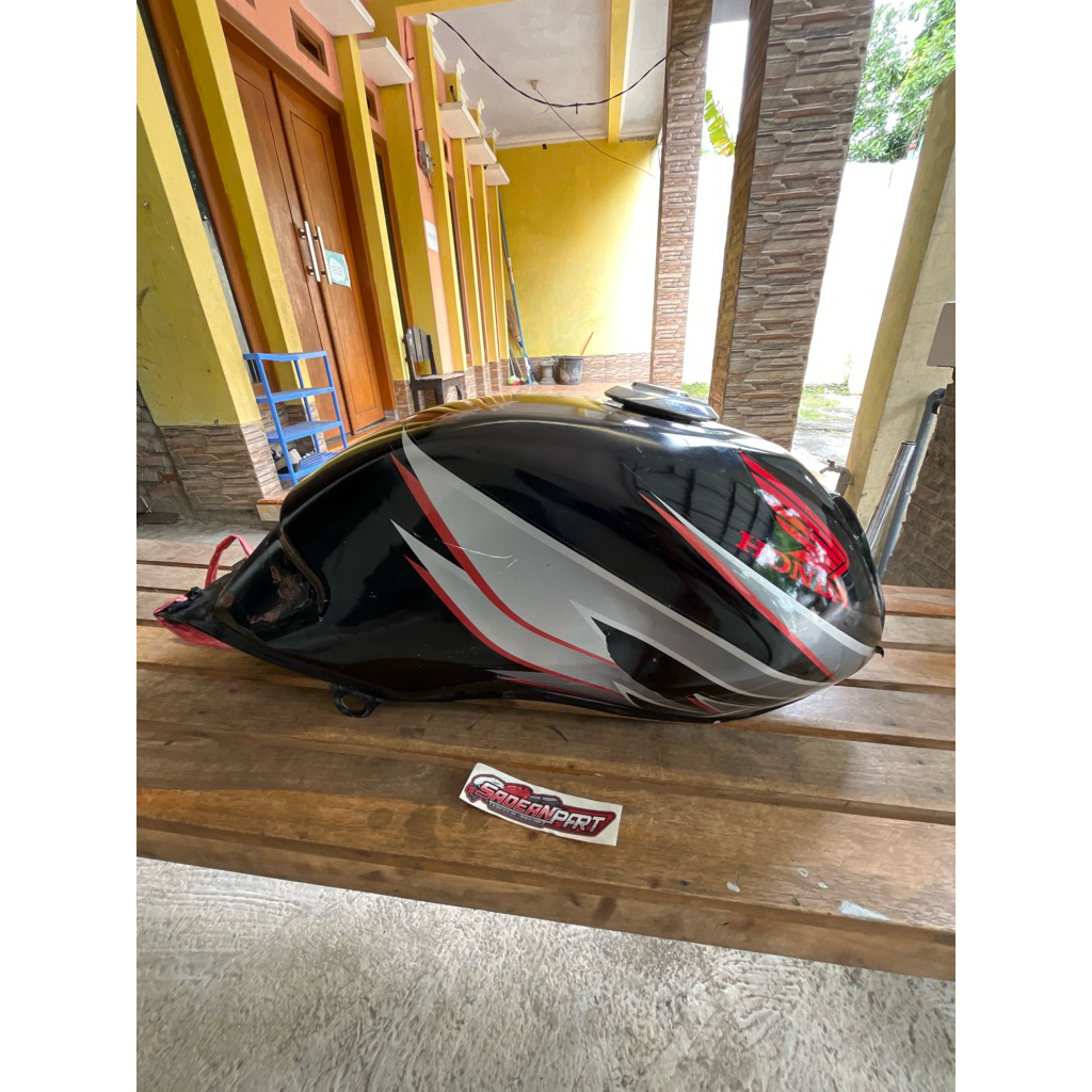 Tangki Megapro primus Original copotan motor kondisi utuh siap pakai.