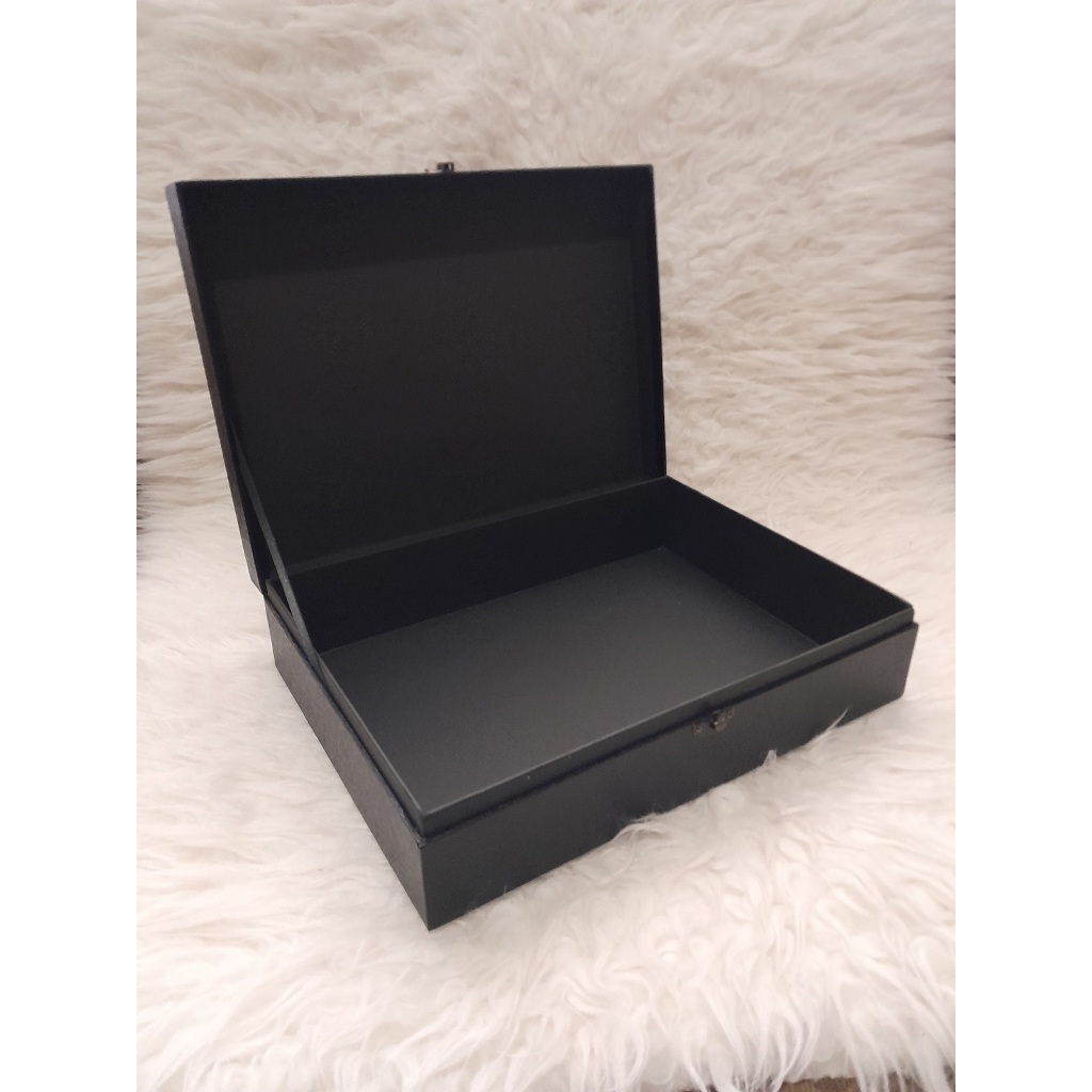 

Box Kotak Berkunci uk 25x25x6, Gift Box Kotak variasi kunci / Kotak Kado Hadiah / Hadiah Kotak Kado / Box Hampers Hardbox murah / Hardbox