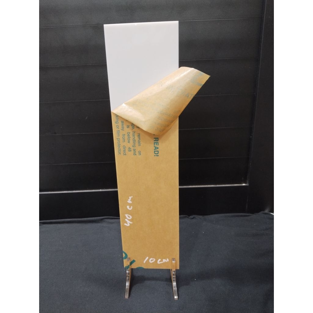 

Lembaran Akrilik Putih susu Tebal 2mm 10cm x 40cm