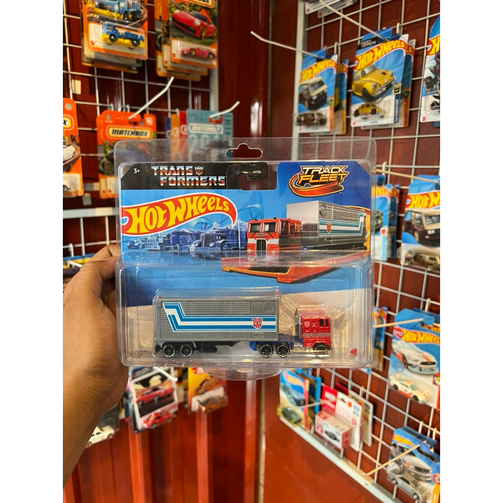 HOTWHEELS TRACK FLEET OPTIMUS PRIME INCLUDE PROTEKTOR