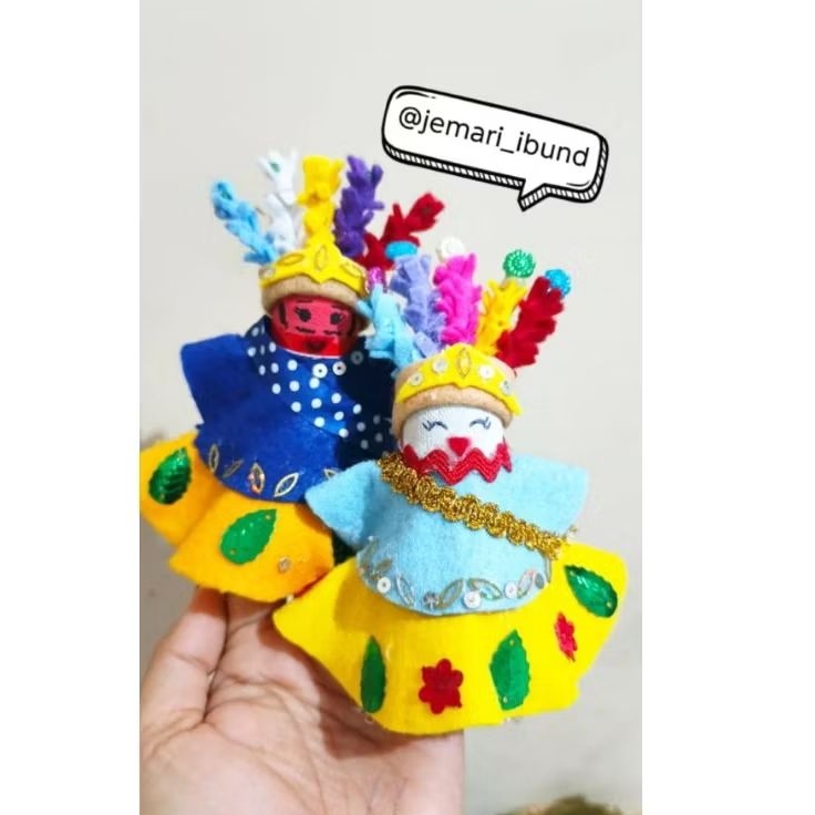 Kreasi ondel-ondel dari KoK. Boneka ondel-ondel mini kok(harga di atas adalah 1 pasang ondel2 laki2 