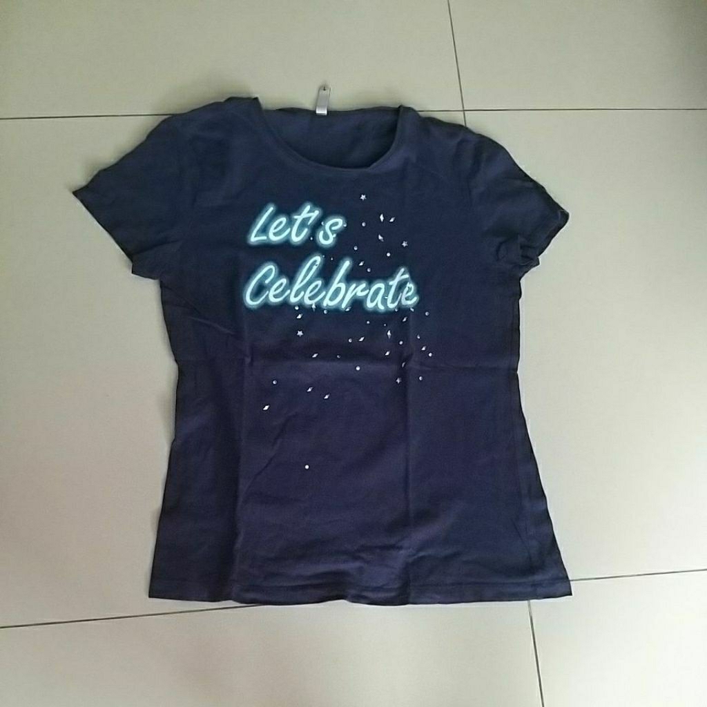 kaos cewek wanita colormix, bekas pakai dan masih layak pakai, kondisi sesuai dengan foto di pajanga