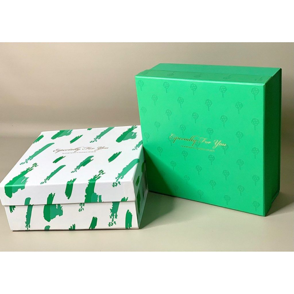 

Kotak kado dan isinya motif hijau