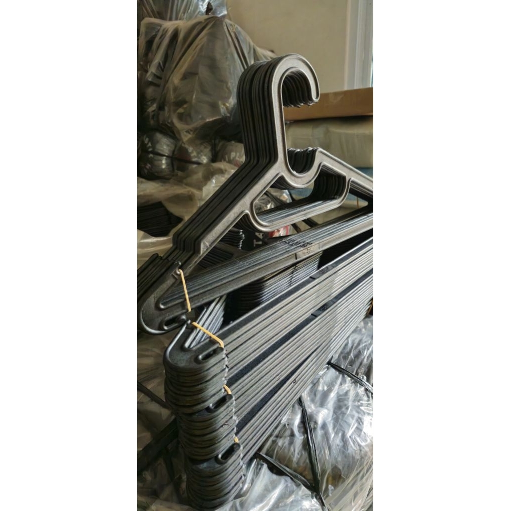 Hanger/gantungan baju/gantungan laundry/gantungan baju murah/hanger tebal/hanger hitam/hanger plasti