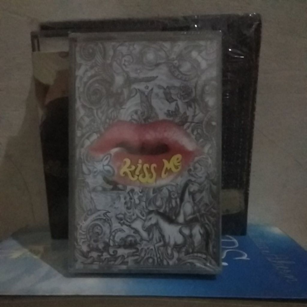 kaset pita slank kiss me baru