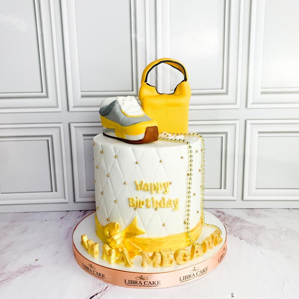 

Kue Ulang Tahun/Birthday Cake/Kue Ultah tema Tas Sepatu/Kue Birthday Jakarta