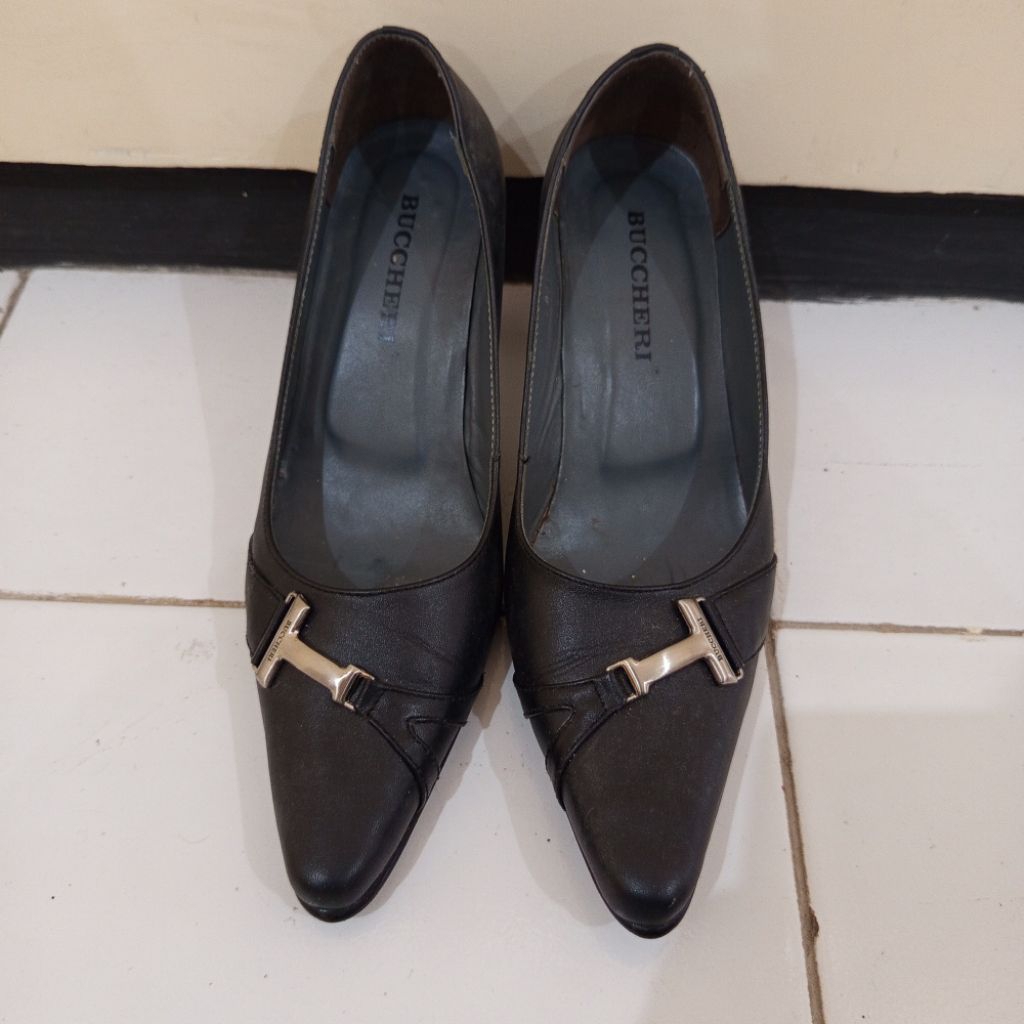 Preloved pantofel Buccheri wanita