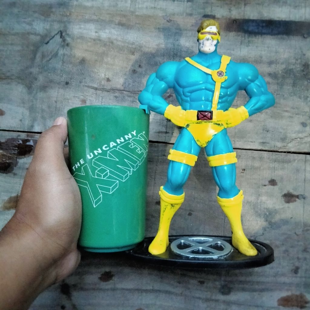 Cyclop Hadiah Texas Chicken Utuh Dengan Gelas