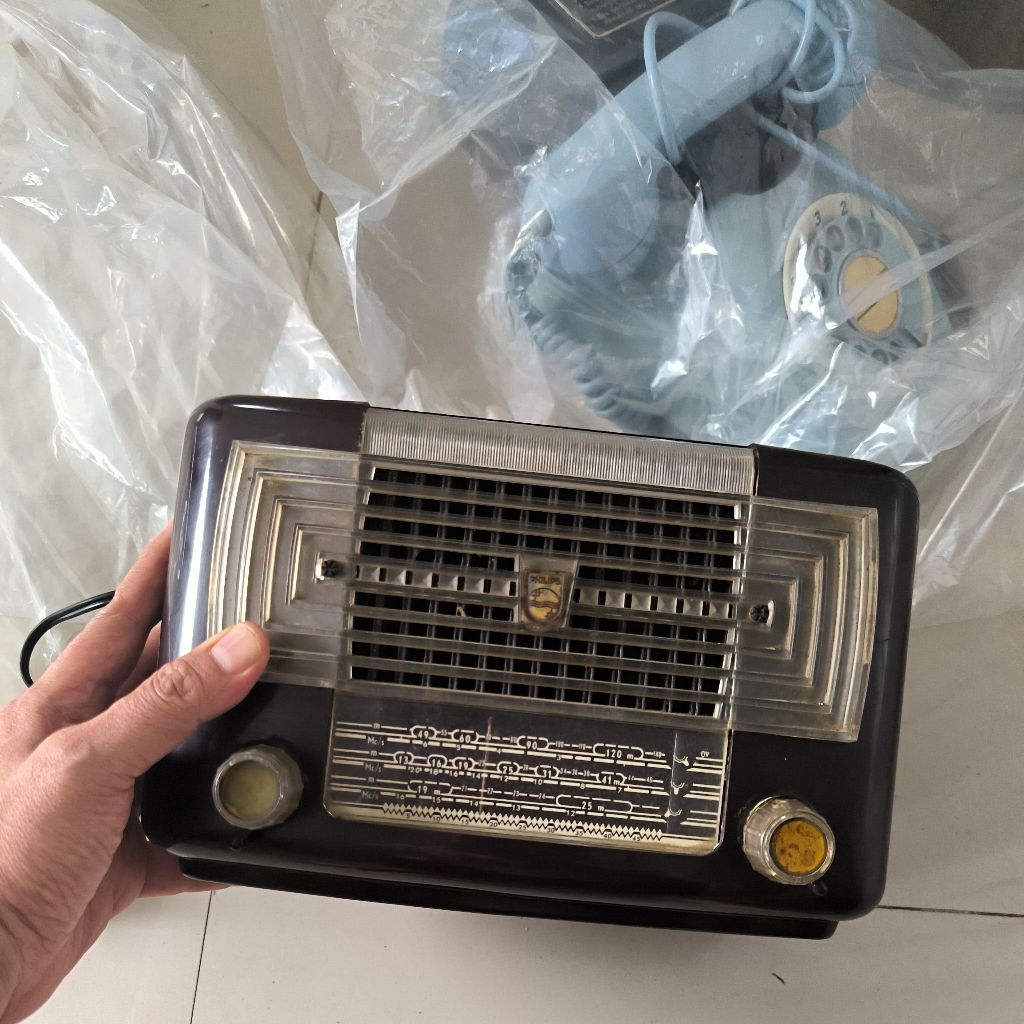 Radio Vintage Jadul Phillips sesuai foto untuk dekorasi