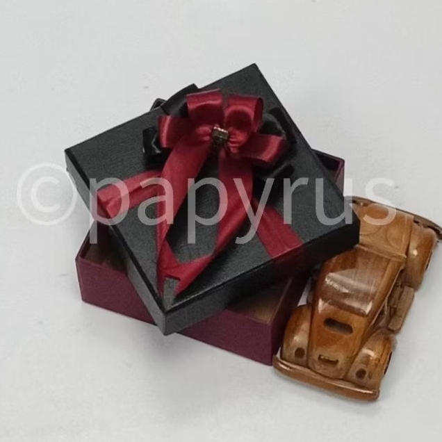 

PAPYRUS Kombinasi 12,5x12,5 Tinggi 5cm Kotak Kado Gift Box Hadiah V2