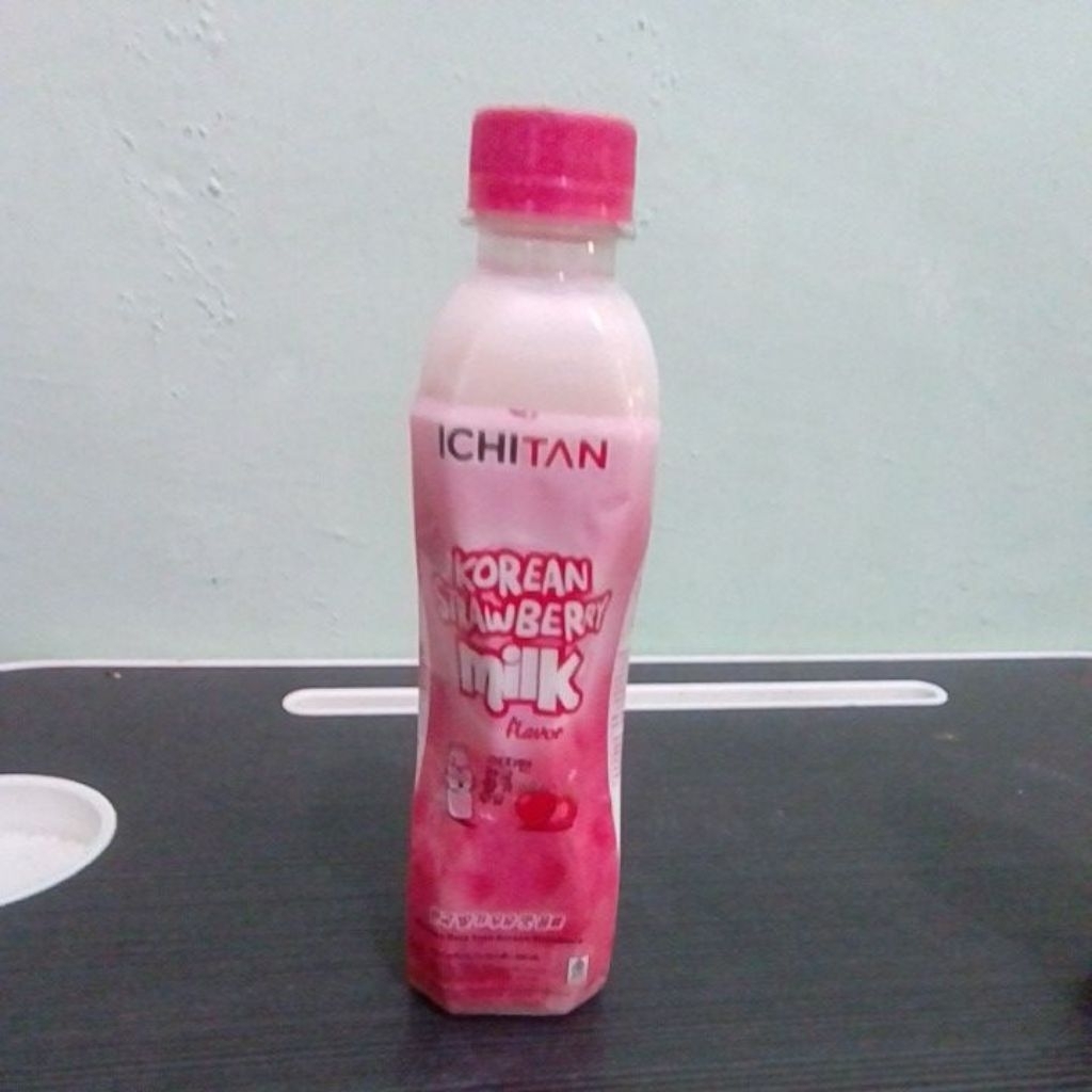 

ICHITAN KOREAN STRAWBERRY MILK MINUMAN KEMASAN 300ML