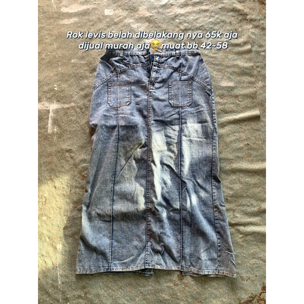 Rok levis model robek belakang