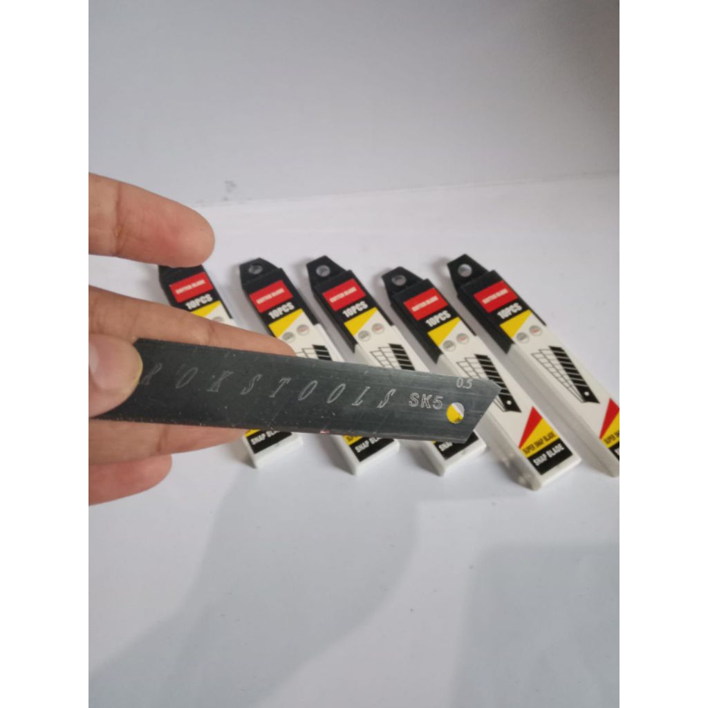 

1pak isi 10pcs Isi Cutter Besar Bahan Baja Hitam / Sangat Tajam / Refill Cutter Besar / Promo Murah / Best Seller